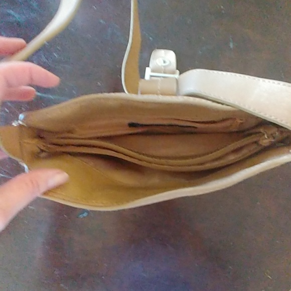 Kenneth Cole reaction tan leather purse - Picture 4 of 7